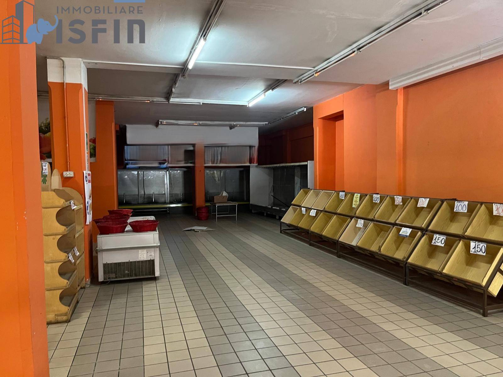 Locale commerciale in vendita a Cosenza, Centro