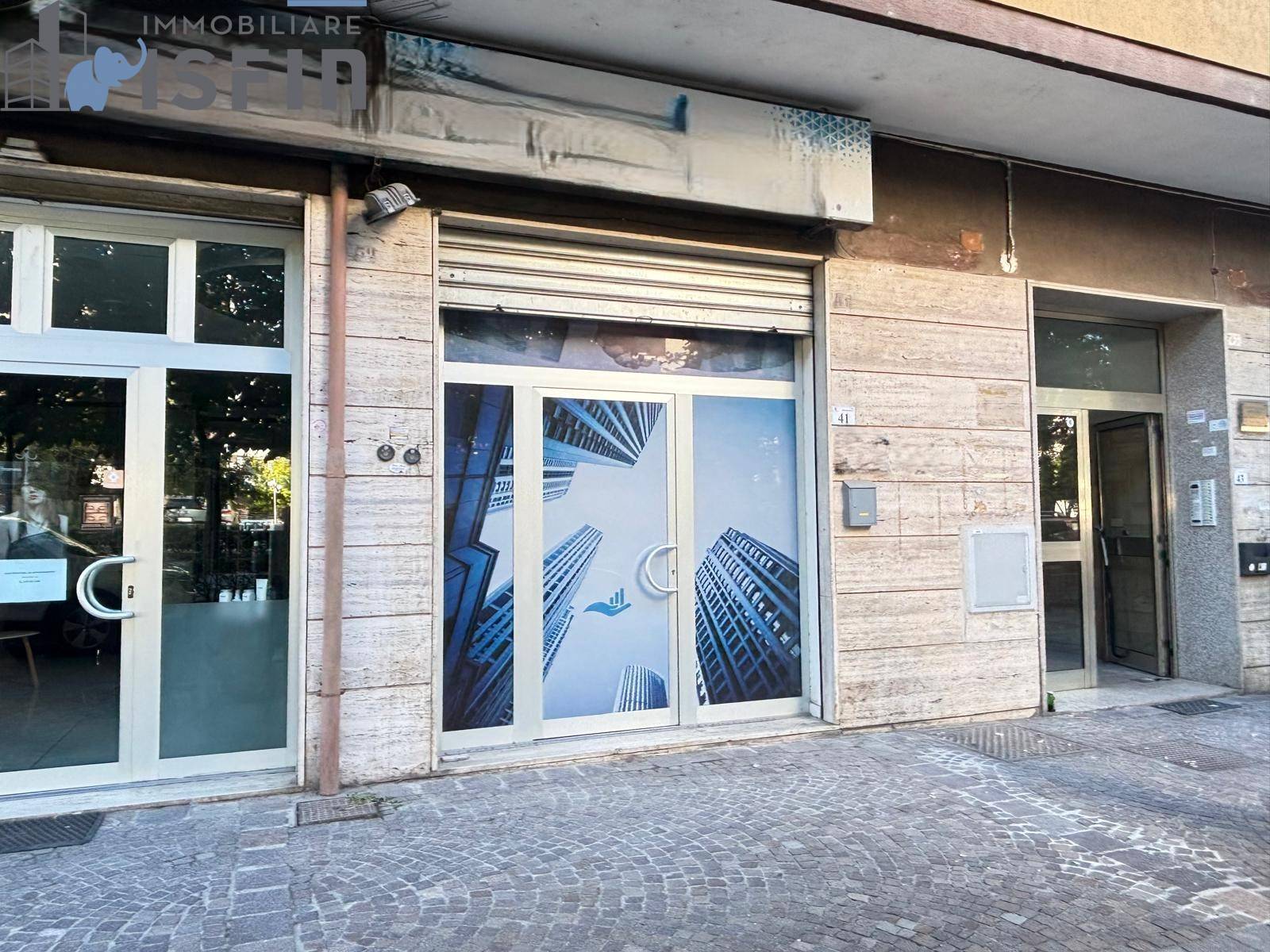 Locale commerciale in affitto a Rende, Quattromiglia