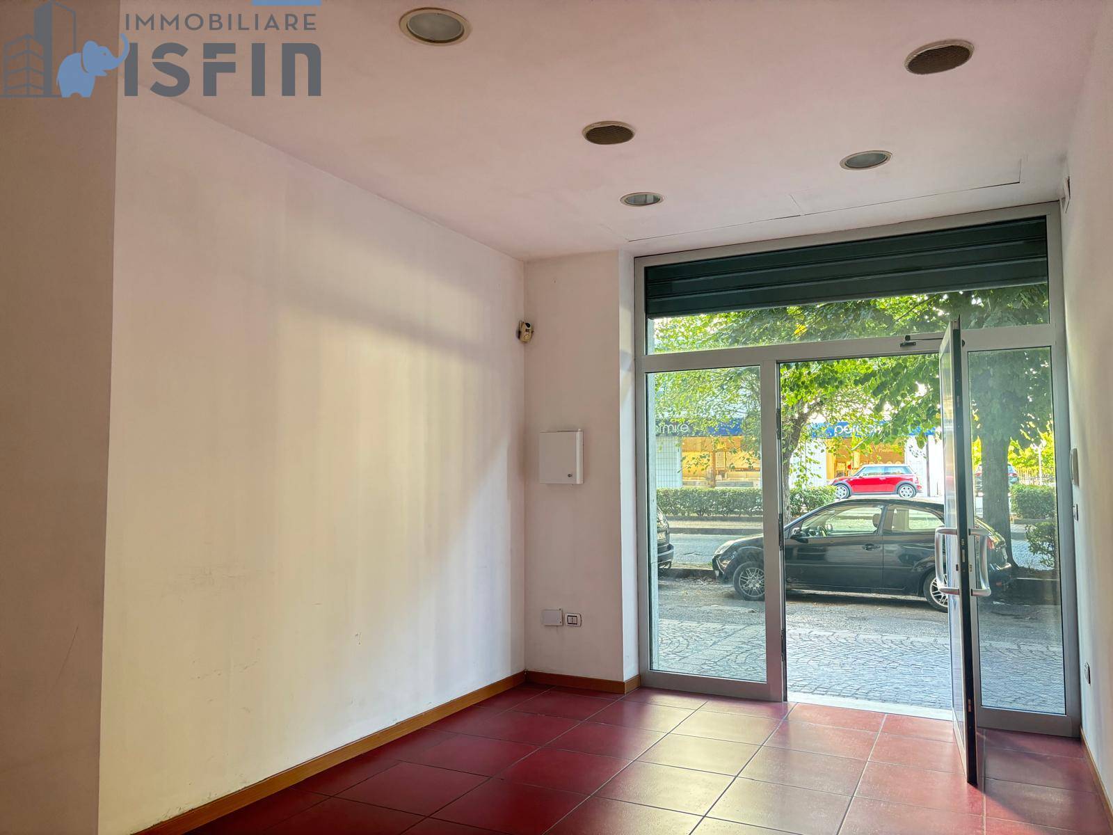 Locale commerciale in affitto a Rende, Quattromiglia