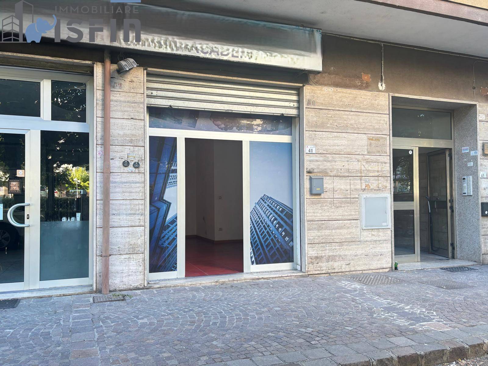Locale commerciale in affitto a Rende, Quattromiglia