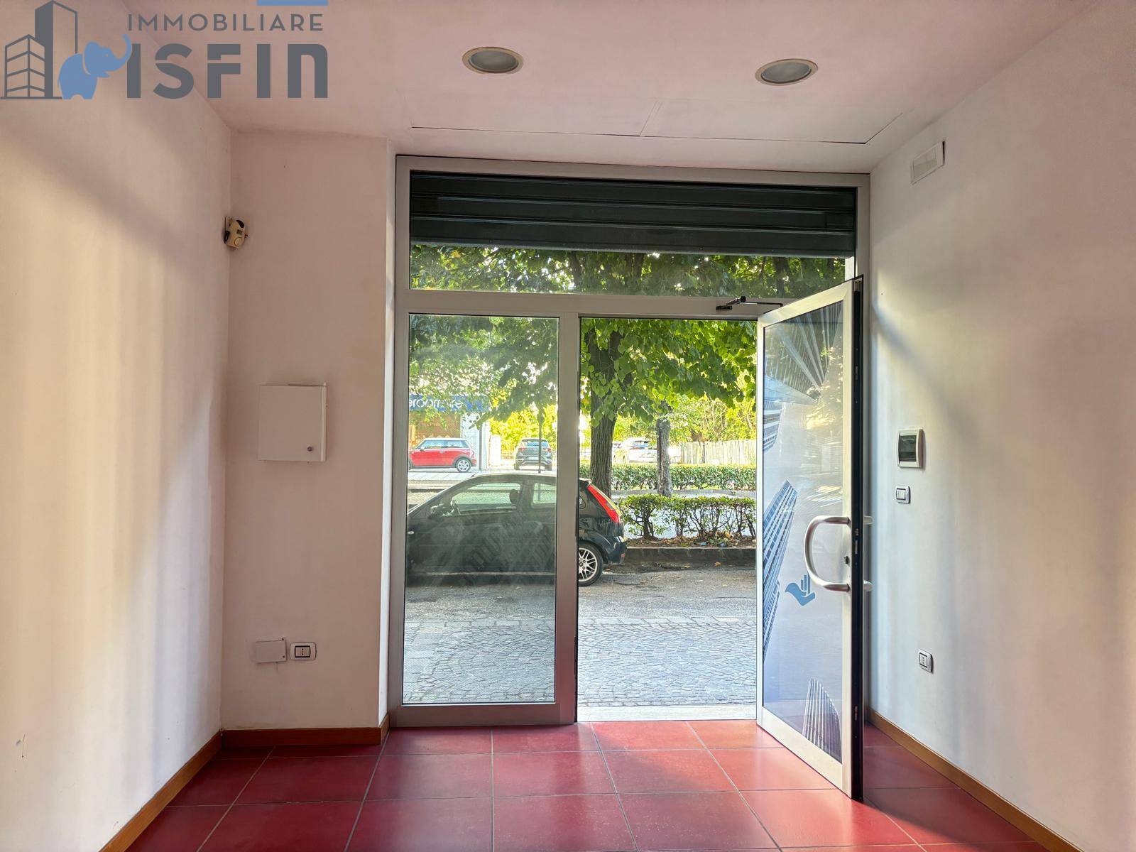 Locale commerciale in affitto a Rende, Quattromiglia