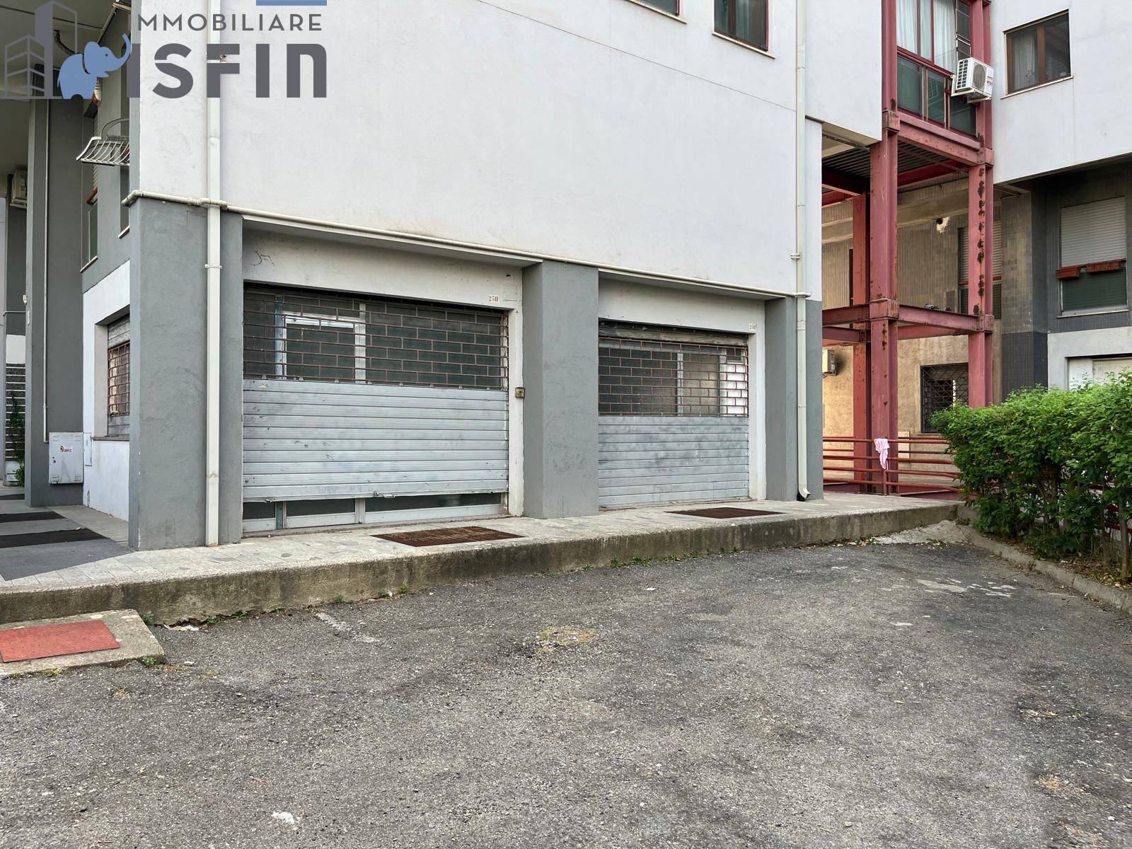 Locale commerciale in affitto a Rende, Quattromiglia