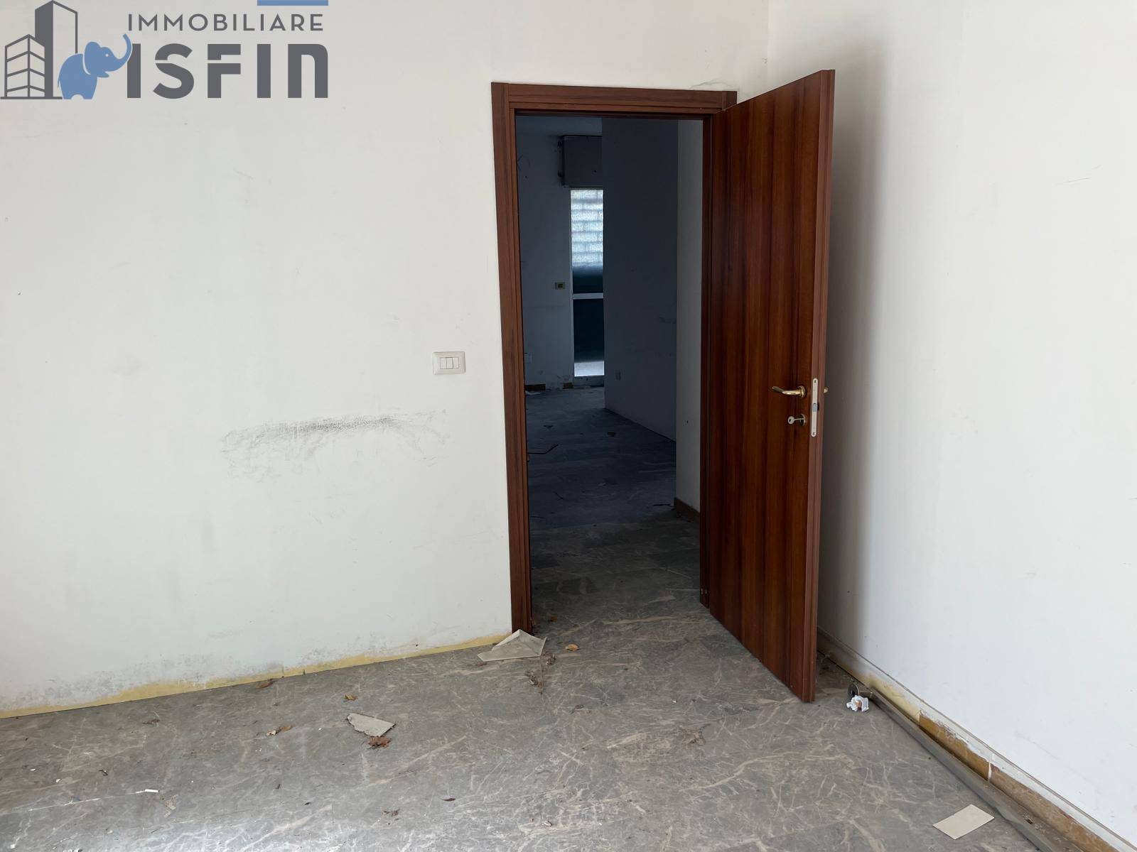 Locale commerciale in affitto a Rende, Quattromiglia