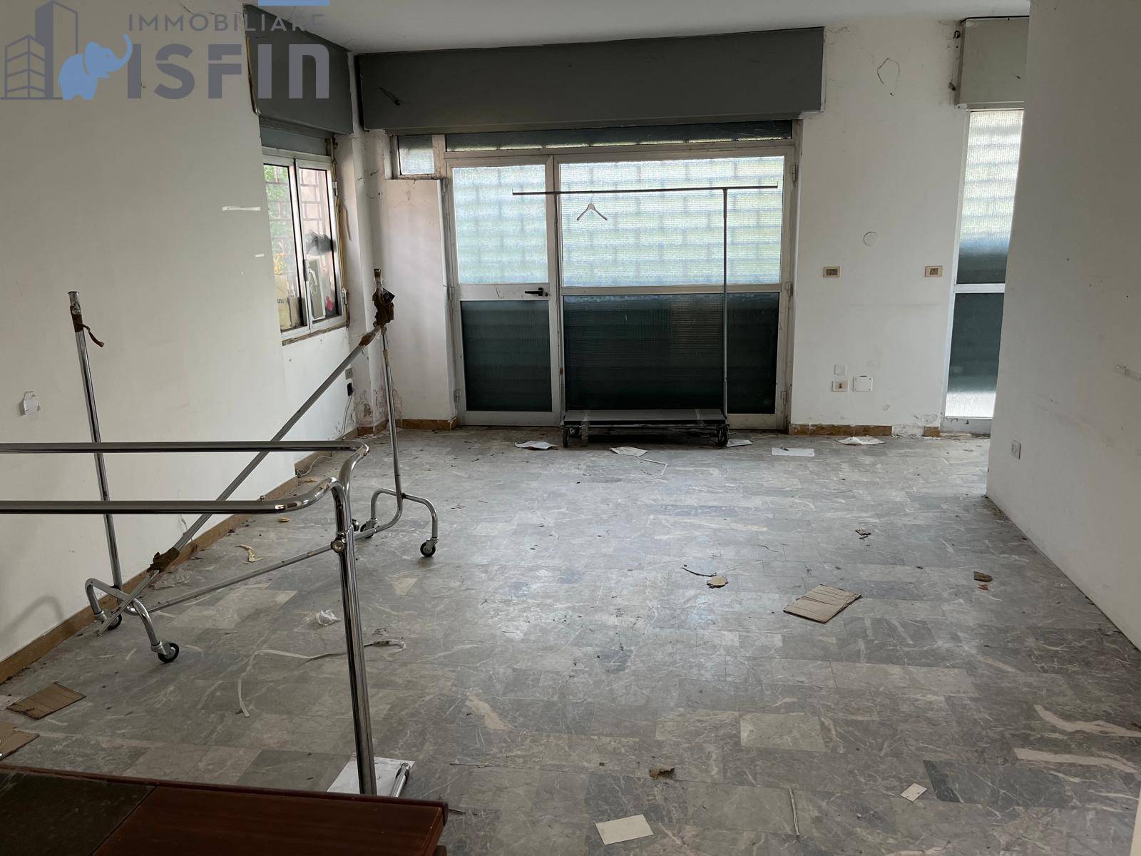 Locale commerciale in affitto a Rende, Quattromiglia