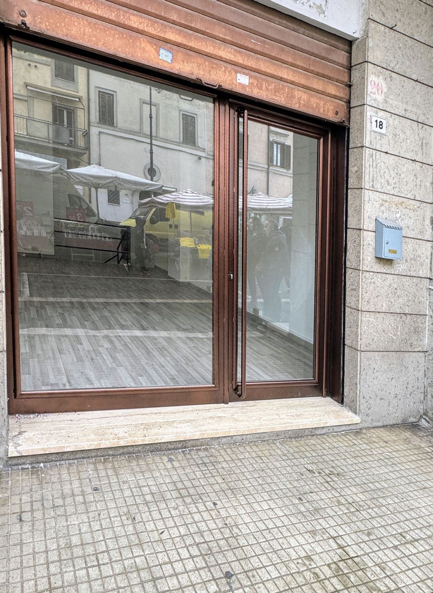 Locale commerciale in vendita a Rignano Flaminio