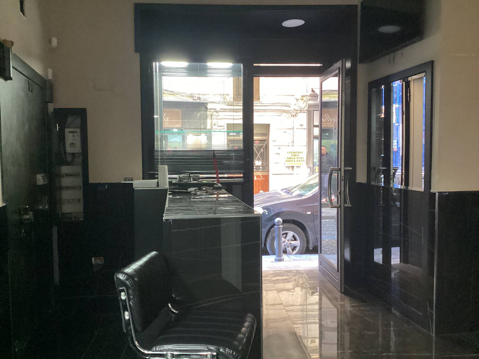 Attivit commerciale in affitto a Napoli, Pendino