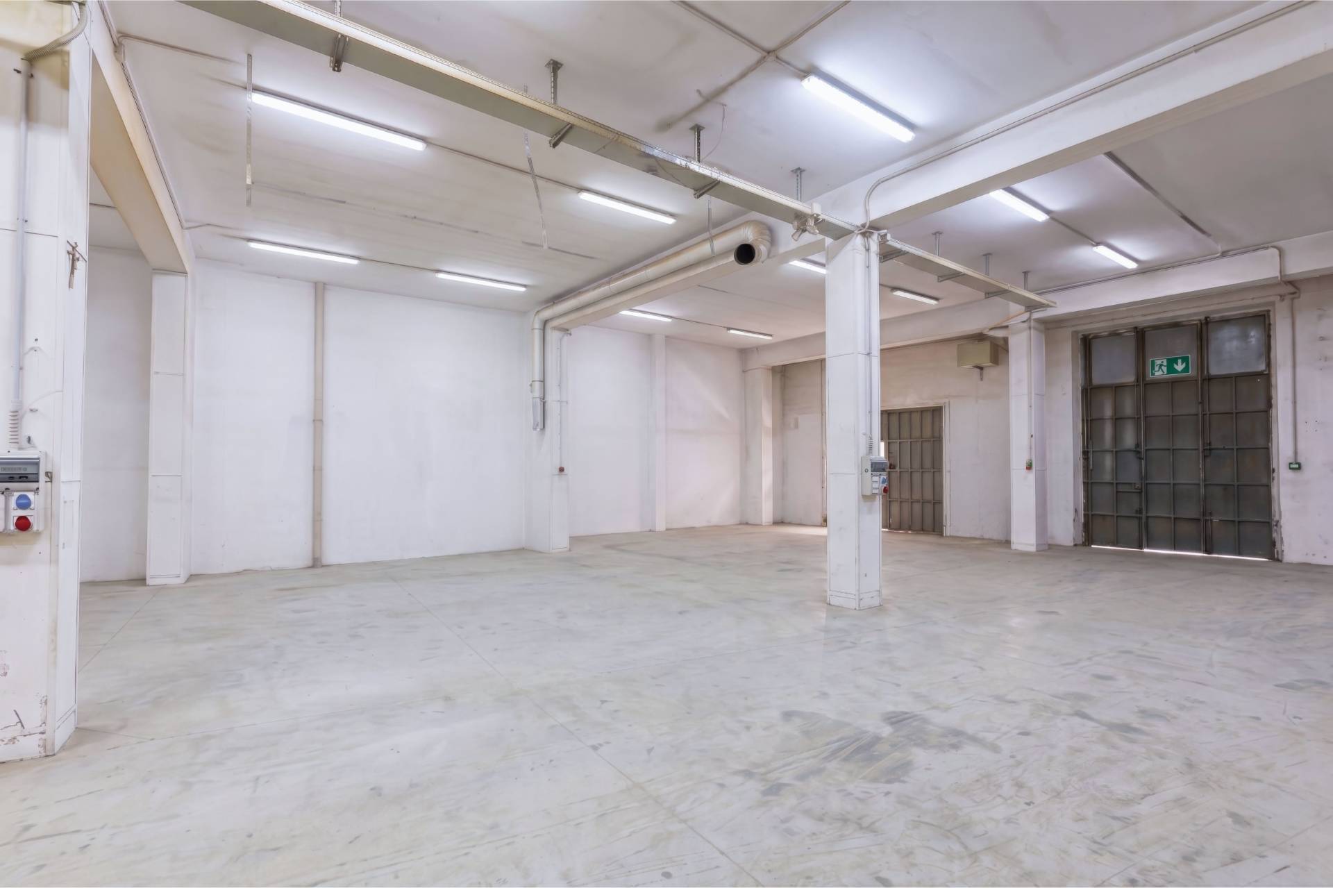 Locale commerciale in vendita a Napoli, Secondigliano