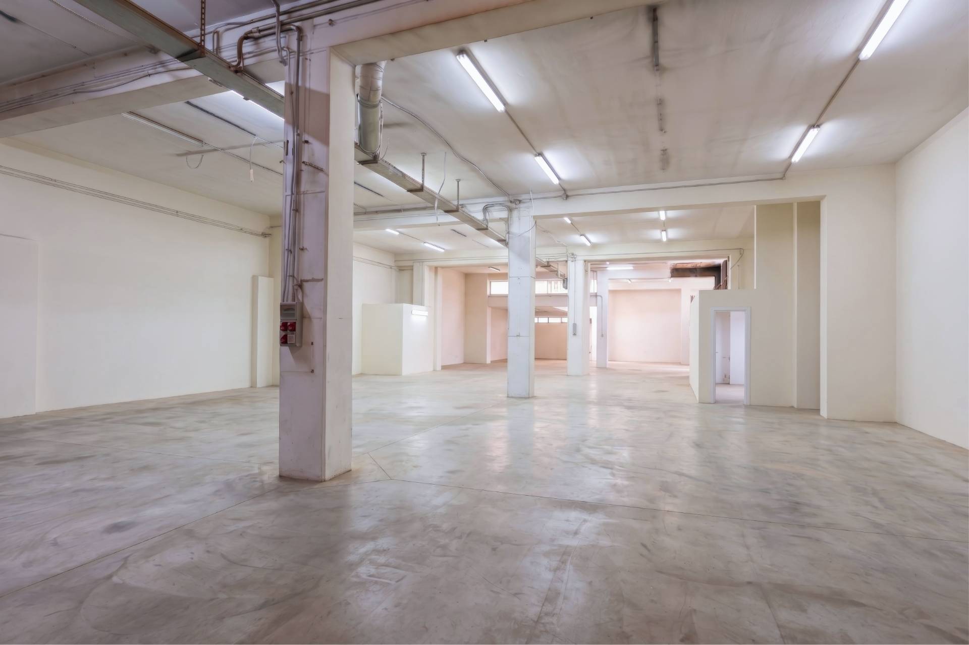 Locale commerciale in vendita a Napoli, Secondigliano