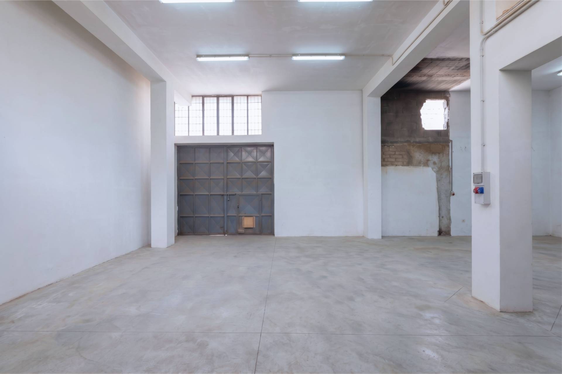 Locale commerciale in vendita a Napoli, Secondigliano