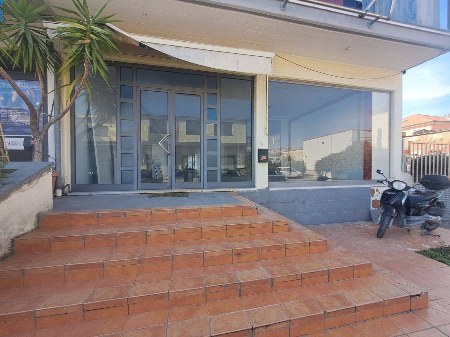 Locale commerciale in affitto, Carrara avenza