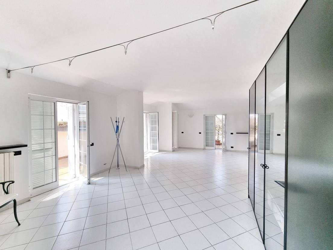 Appartamento con terrazzi, Carrara marina di