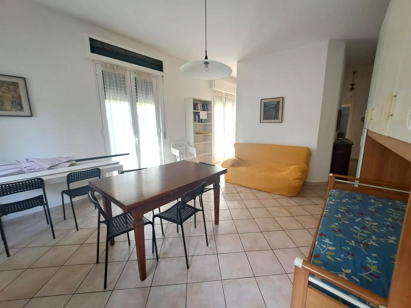 Trilocale arredato in affitto, Massa marina di