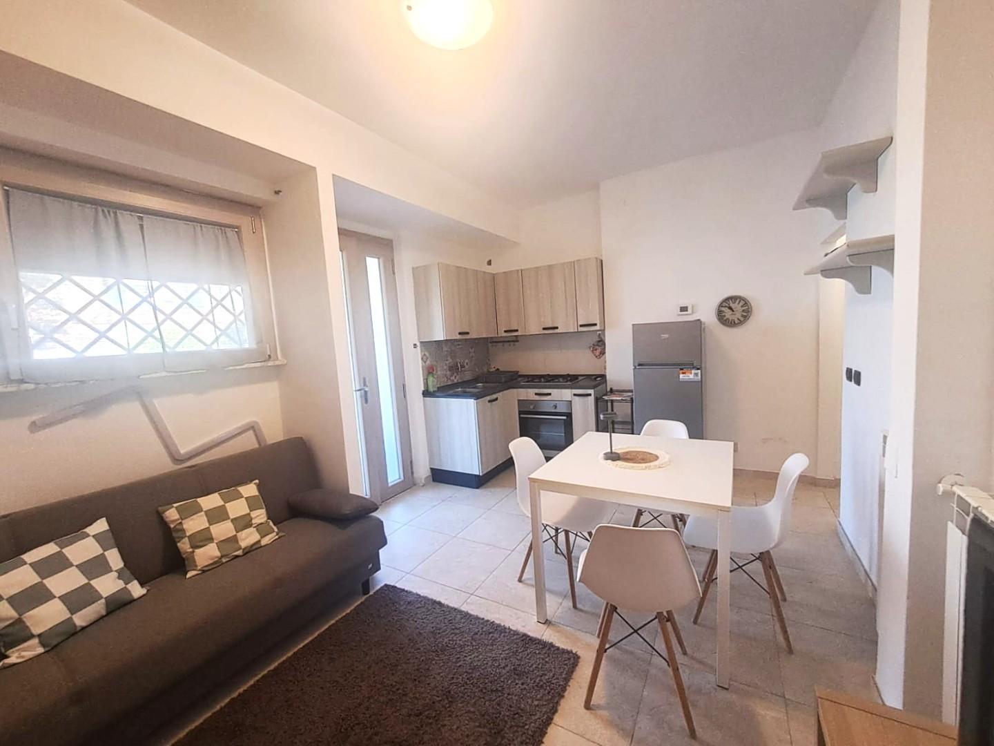 Bilocale arredato in affitto, Massa marina di