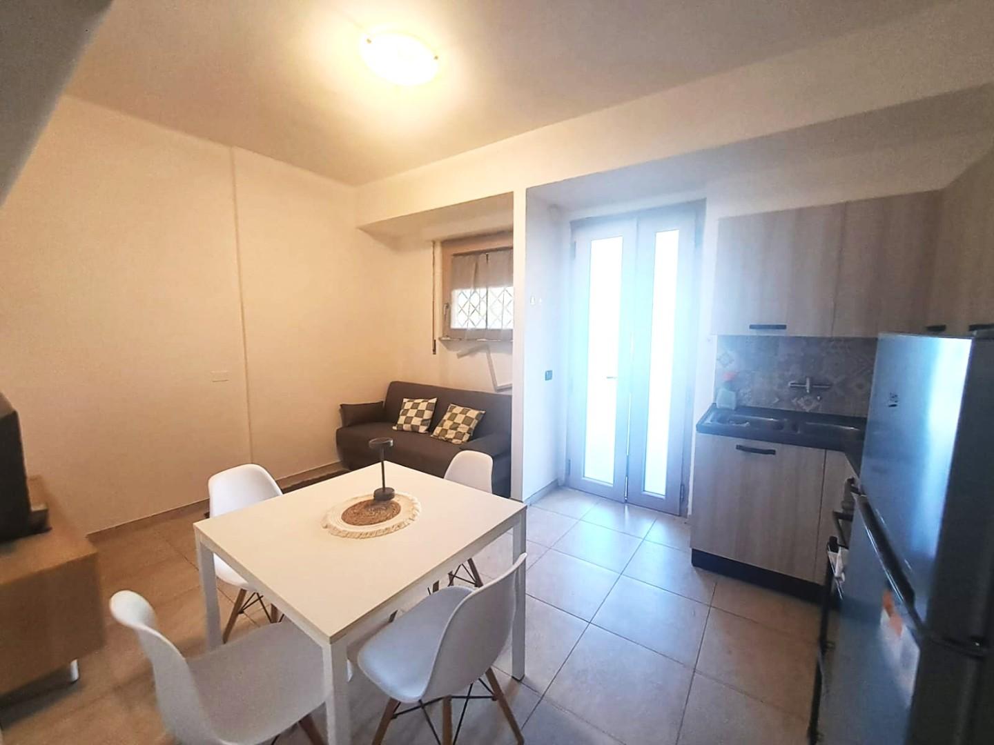 Bilocale arredato in affitto, Massa marina di