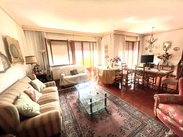 Appartamento con terrazzi, Massa centro