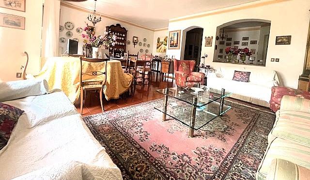 Appartamento con terrazzi, Massa centro