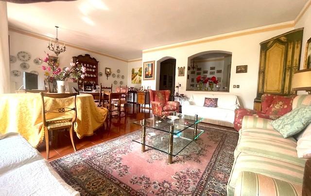 Appartamento con terrazzi, Massa centro