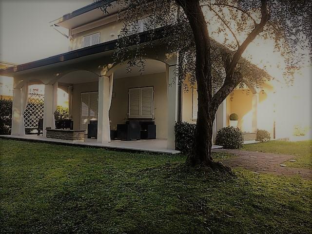 Villa con giardino, Massa ronchi