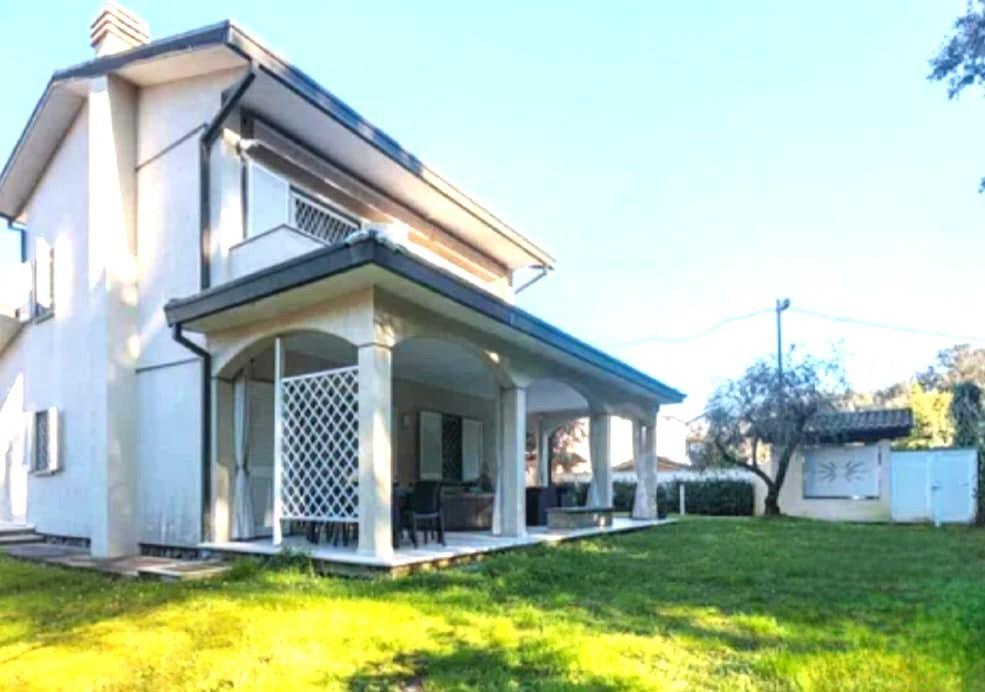 Villa con giardino, Massa ronchi