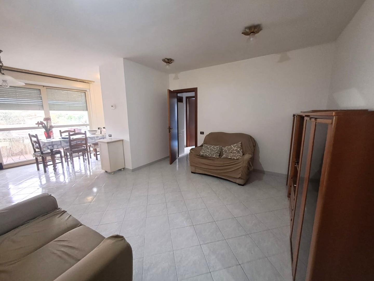 Trilocale arredato in affitto, Carrara avenza