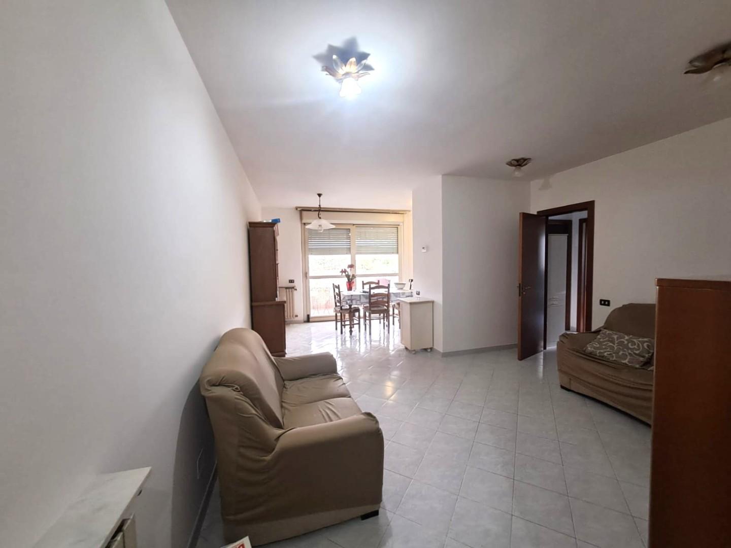 Trilocale arredato in affitto, Carrara avenza