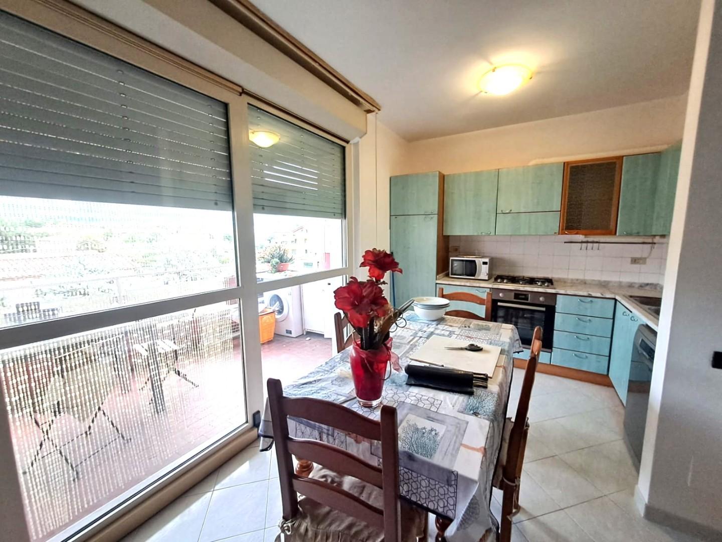 Trilocale arredato in affitto, Carrara avenza