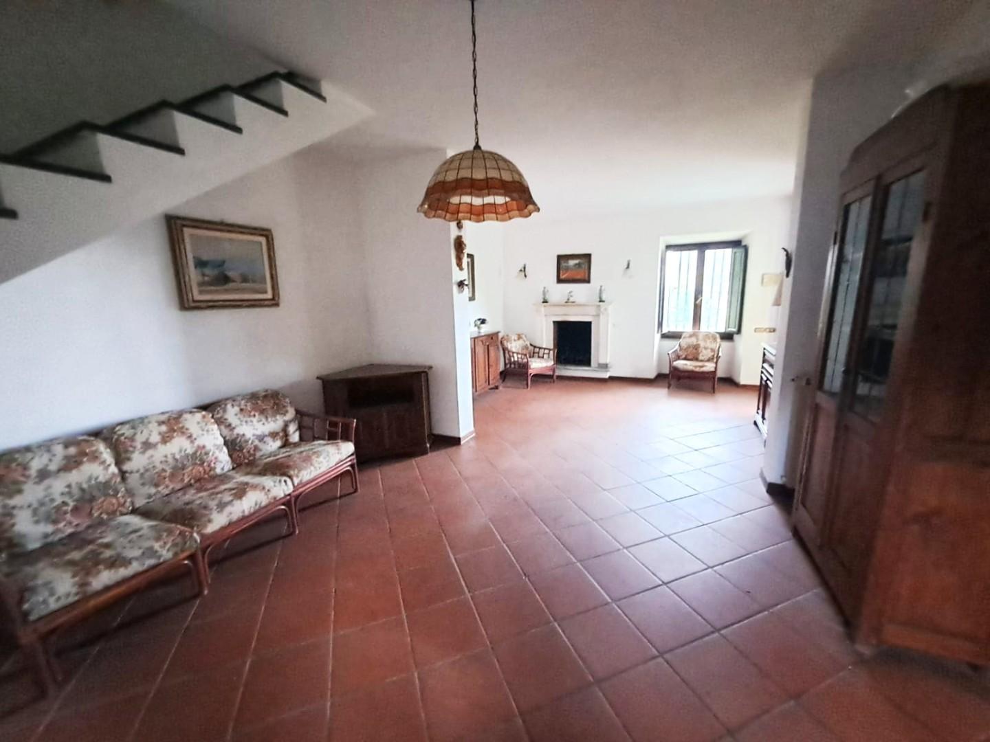 Villa Bifamiliare con giardino, Montignoso capanne