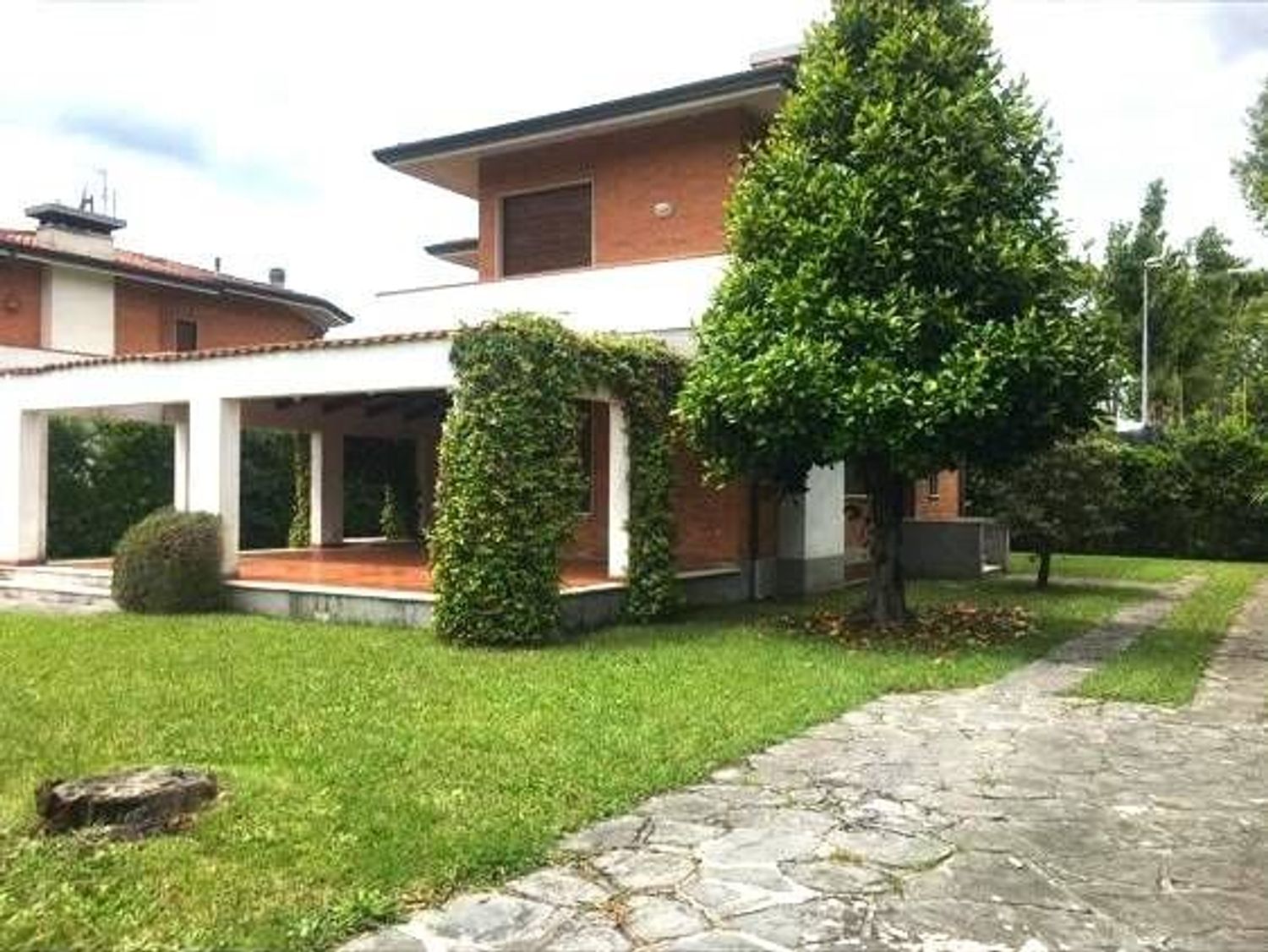Villa arredata in affitto a Forte dei Marmi