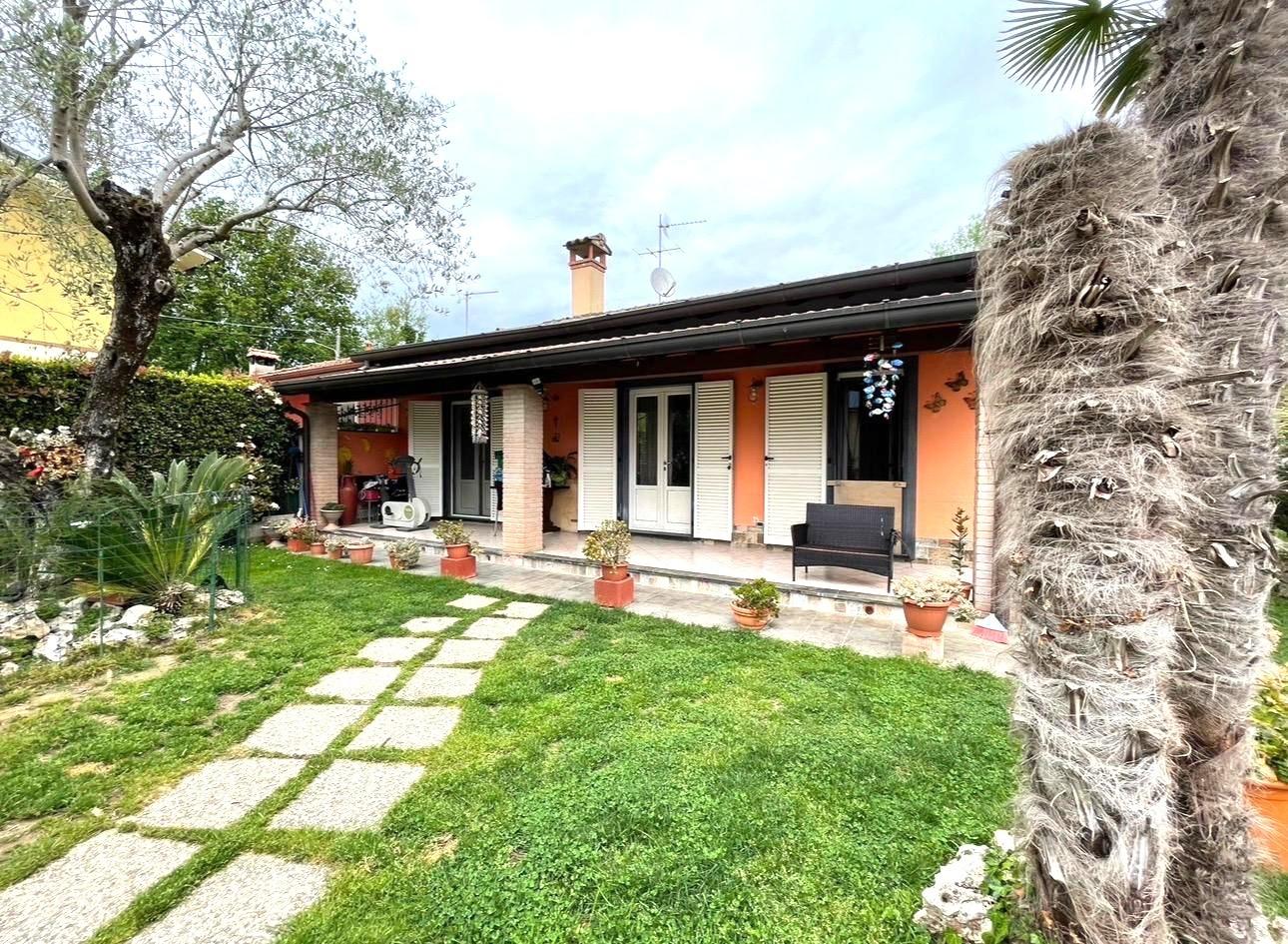 Villa Bifamiliare con giardino, Massa poveromo