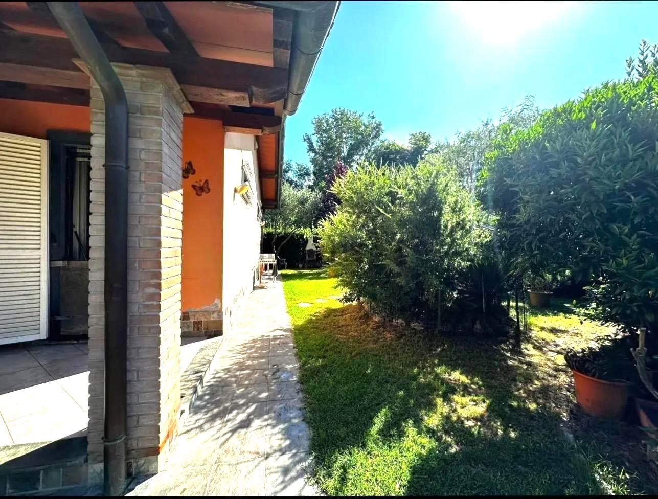 Villa Bifamiliare con giardino, Massa poveromo