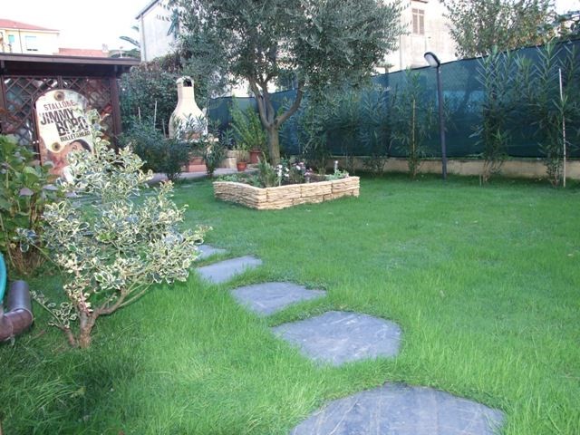 Villa con giardino, Massa cervara