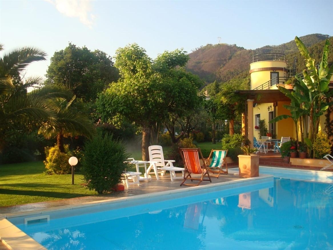 Villa con giardino a Montignoso