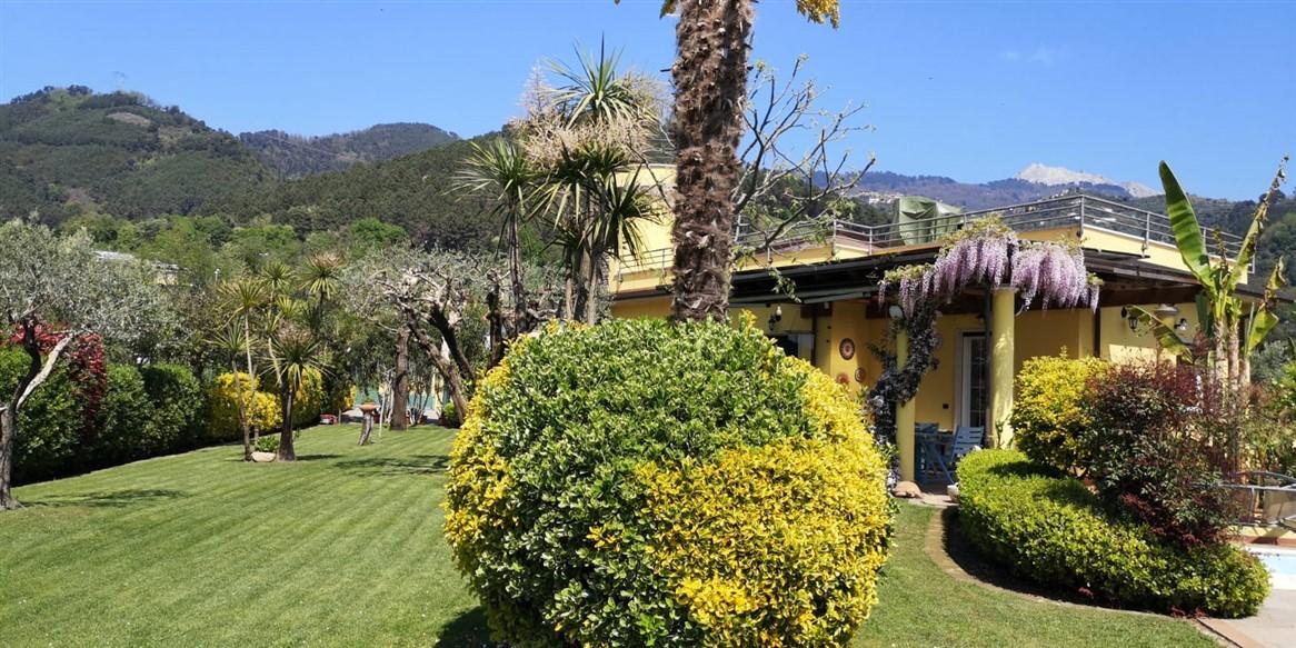 Villa con giardino a Montignoso