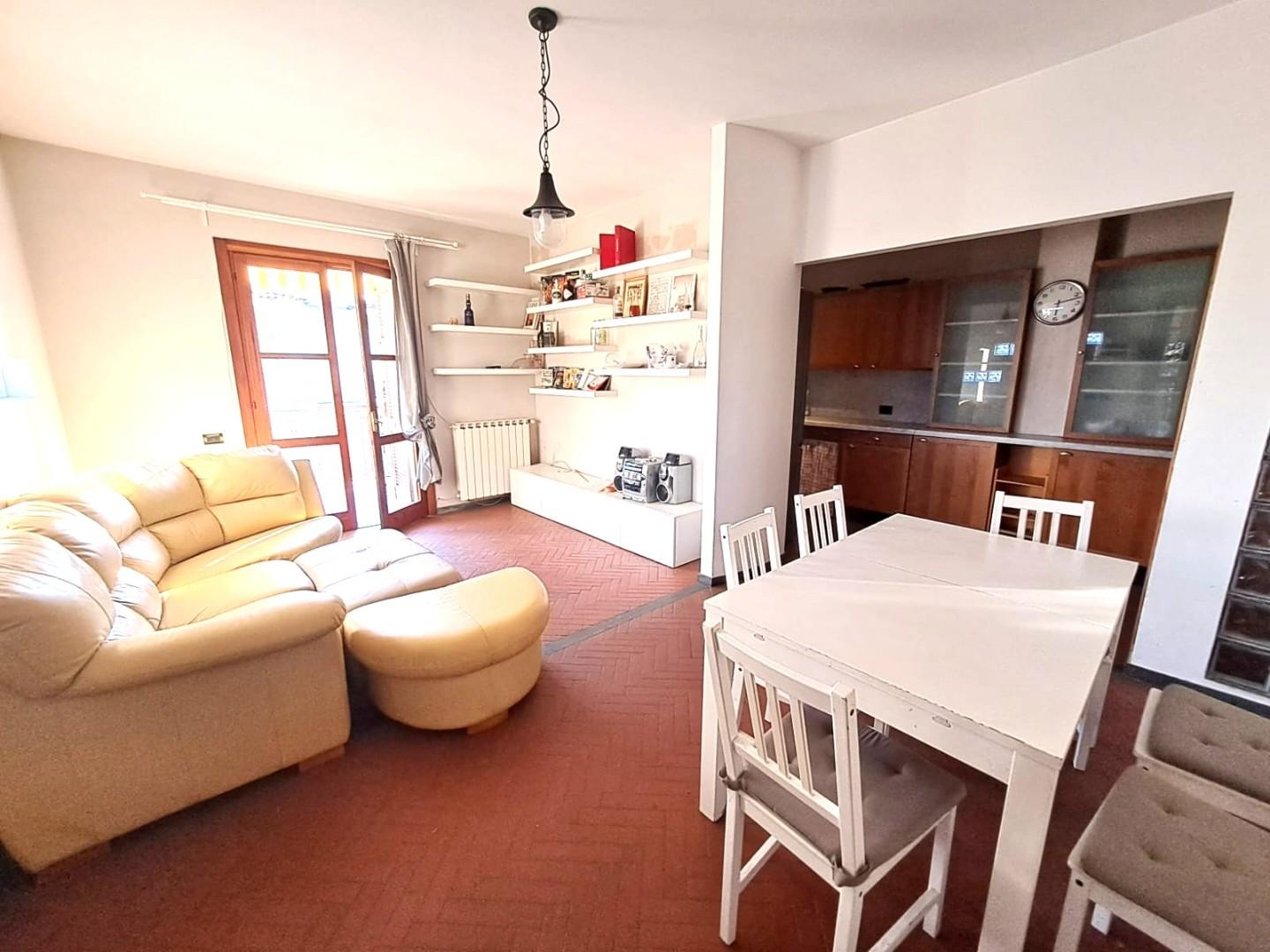 Trilocale con terrazzo, Massa marina di