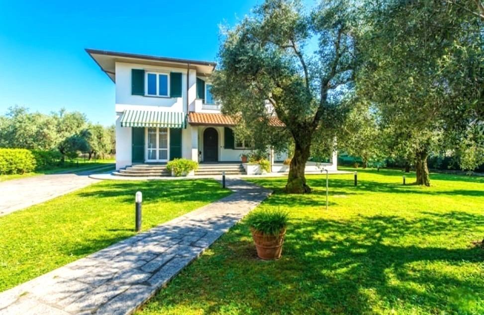 Villa con giardino, Massa remola