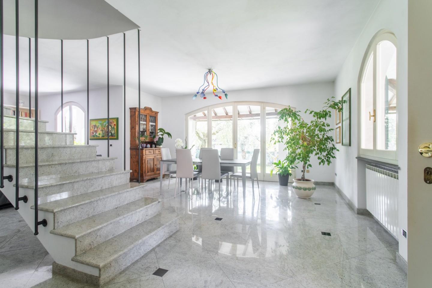 Villa con giardino, Massa remola