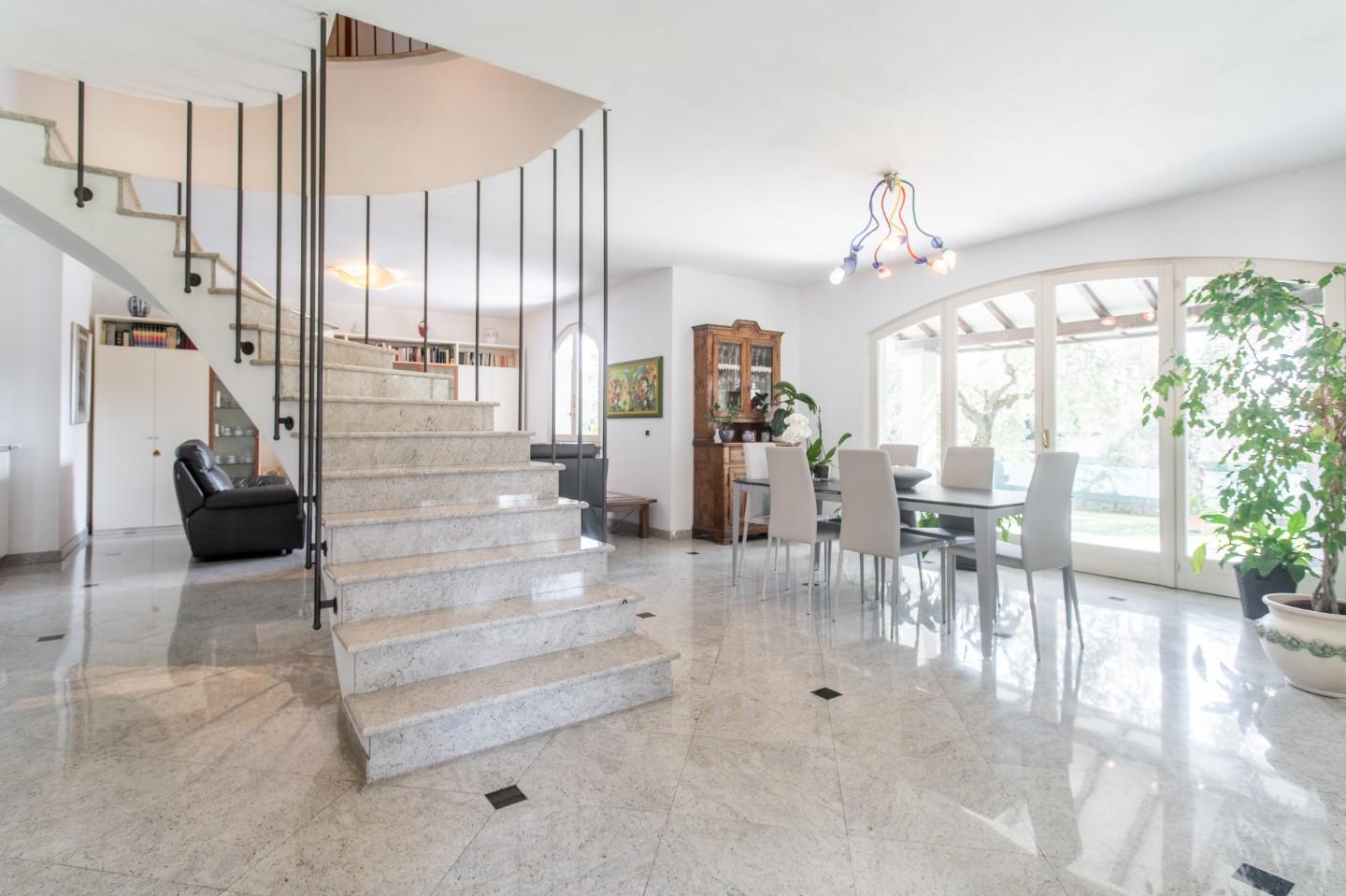 Villa con giardino, Massa remola