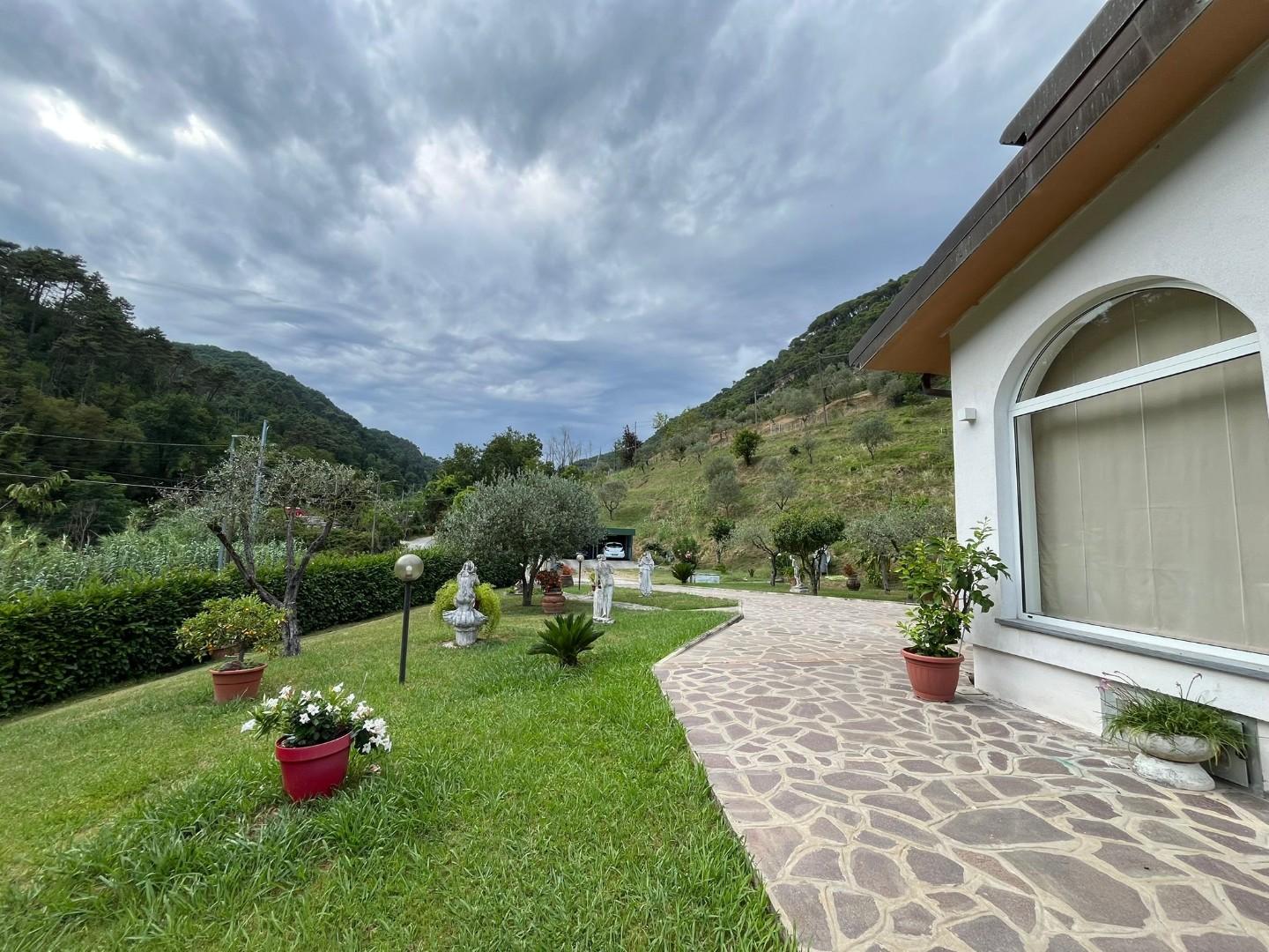 Villa con terrazzo, Massa mirteto