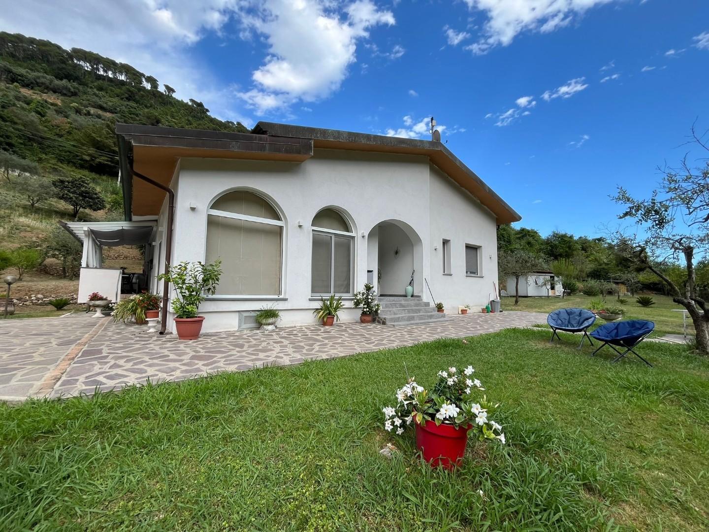 Villa con terrazzo, Massa mirteto