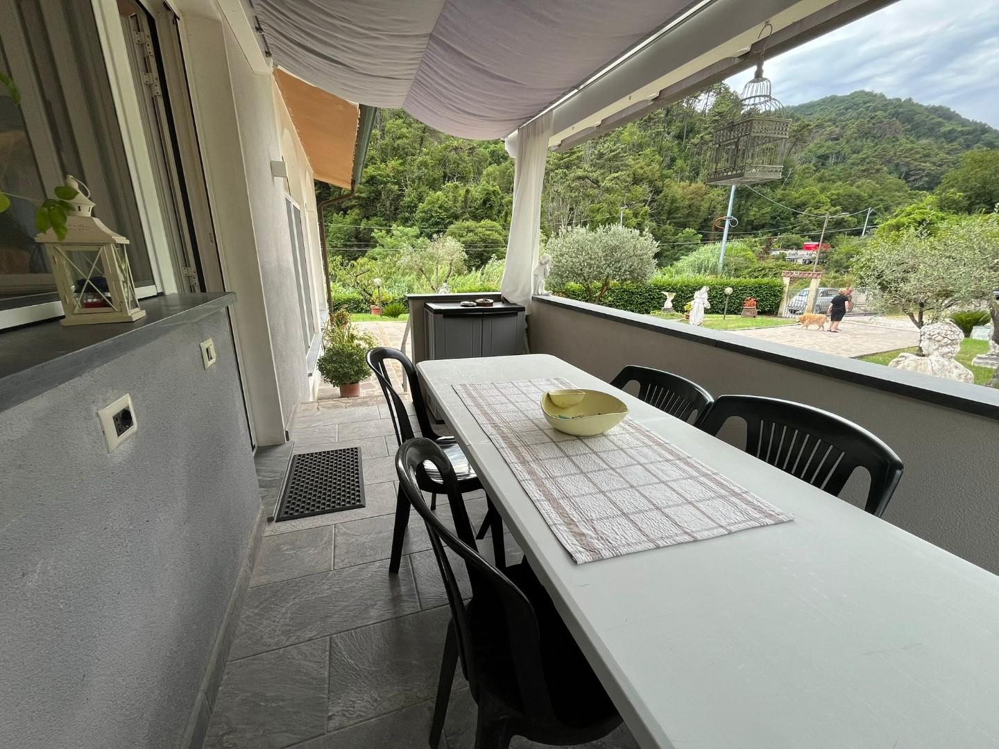 Villa con terrazzo, Massa mirteto