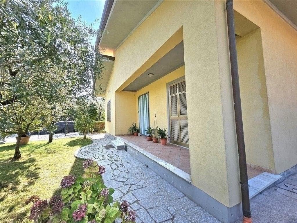 Casa indipendente con giardino, Massa marina di