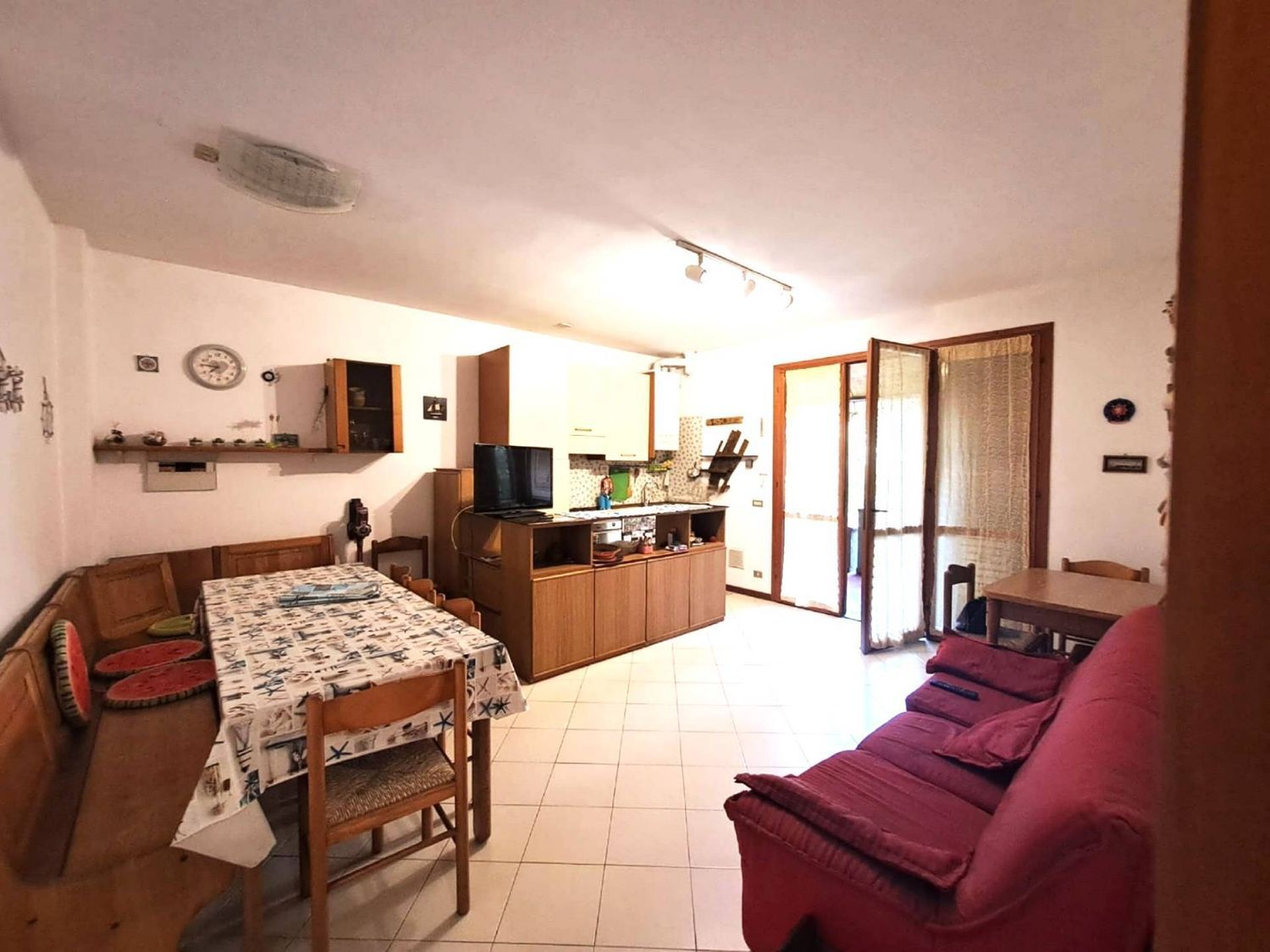 Trilocale arredato in affitto, Massa marina di