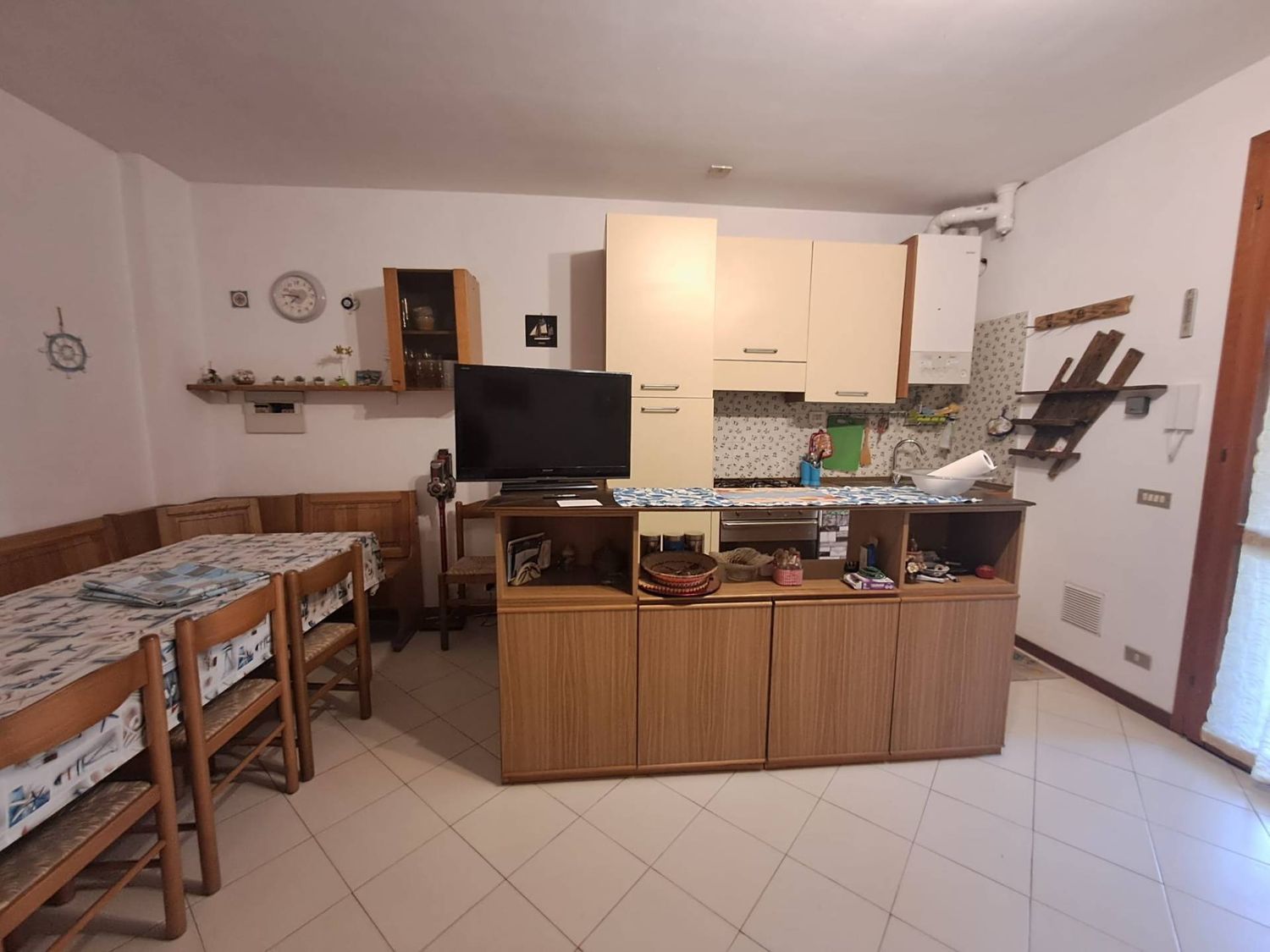Trilocale arredato in affitto, Massa marina di