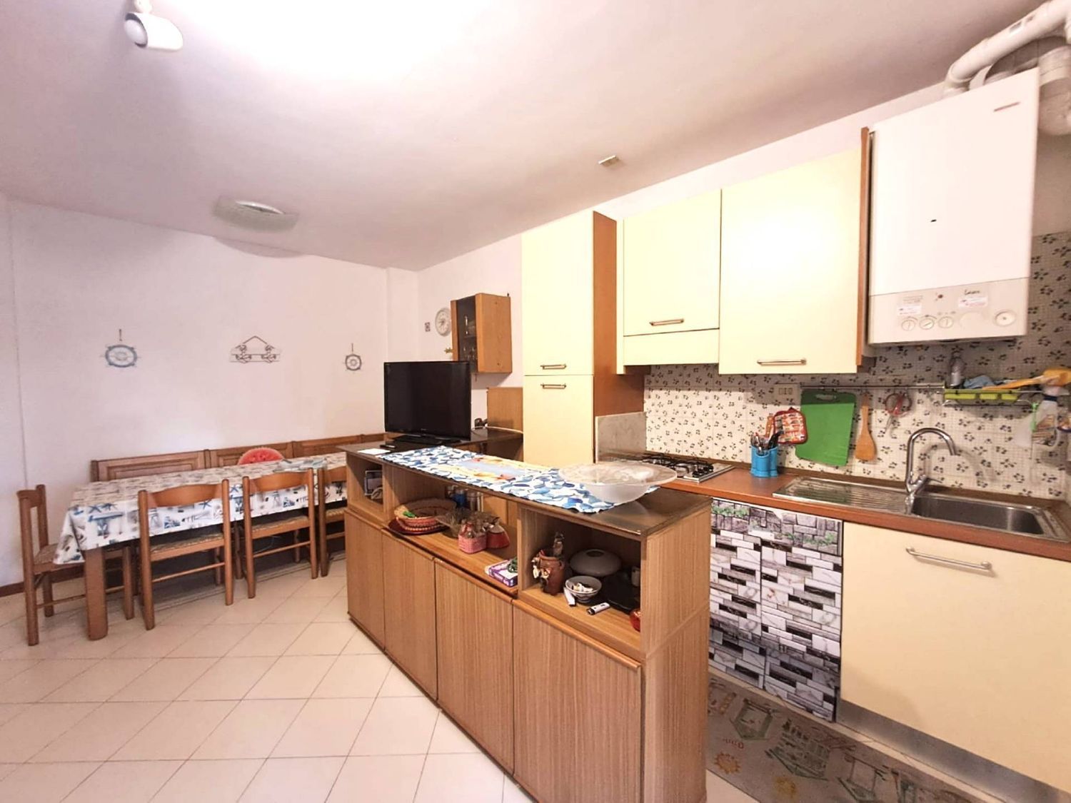 Trilocale arredato in affitto, Massa marina di