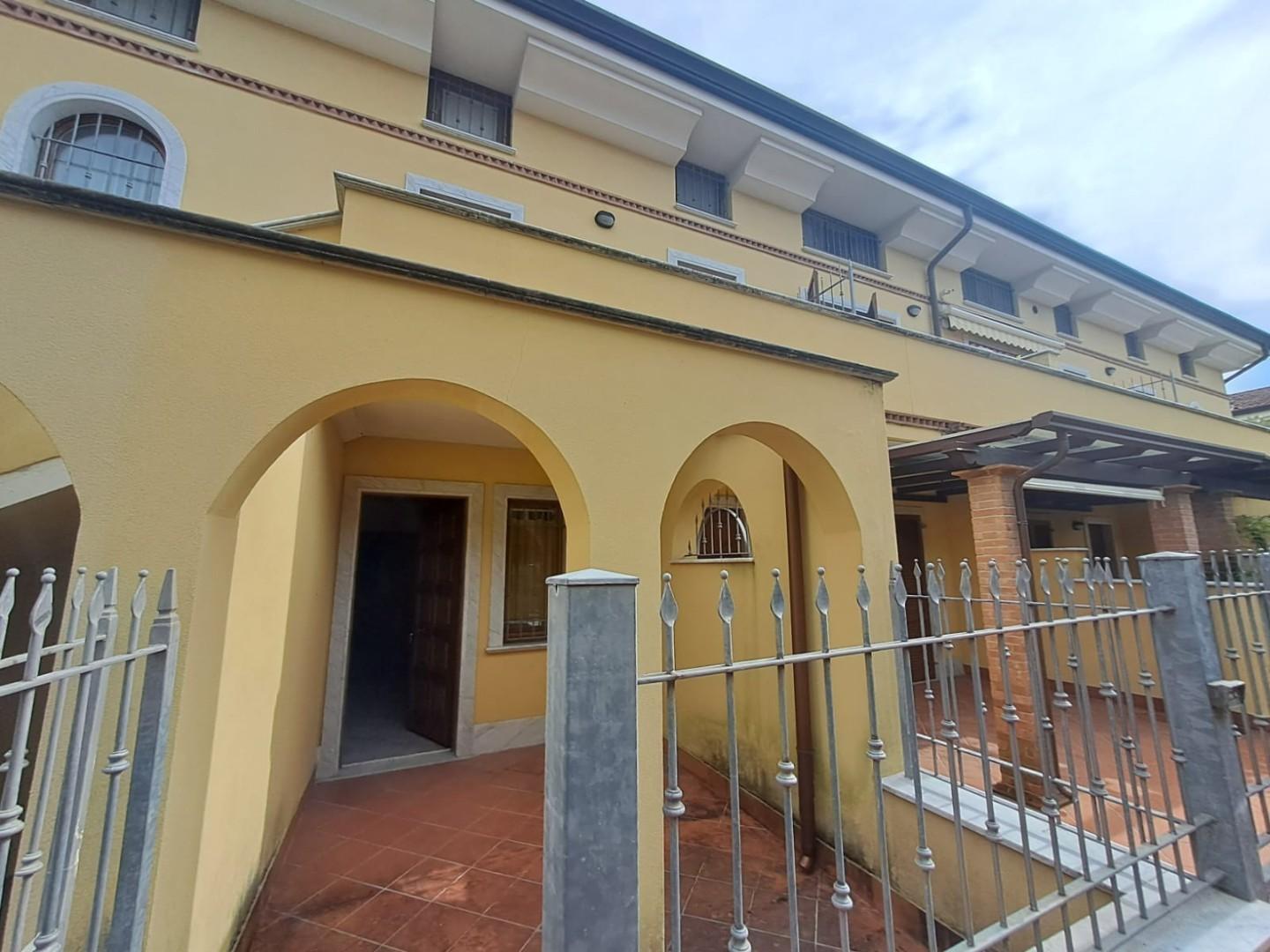 Trilocale arredato in affitto, Massa marina di