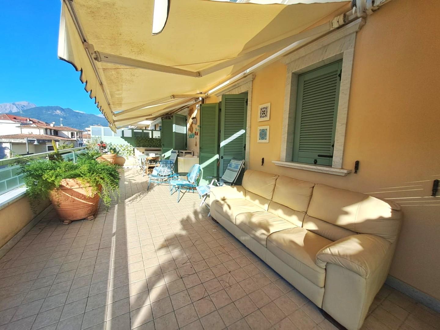 Trilocale arredato in affitto, Massa marina di