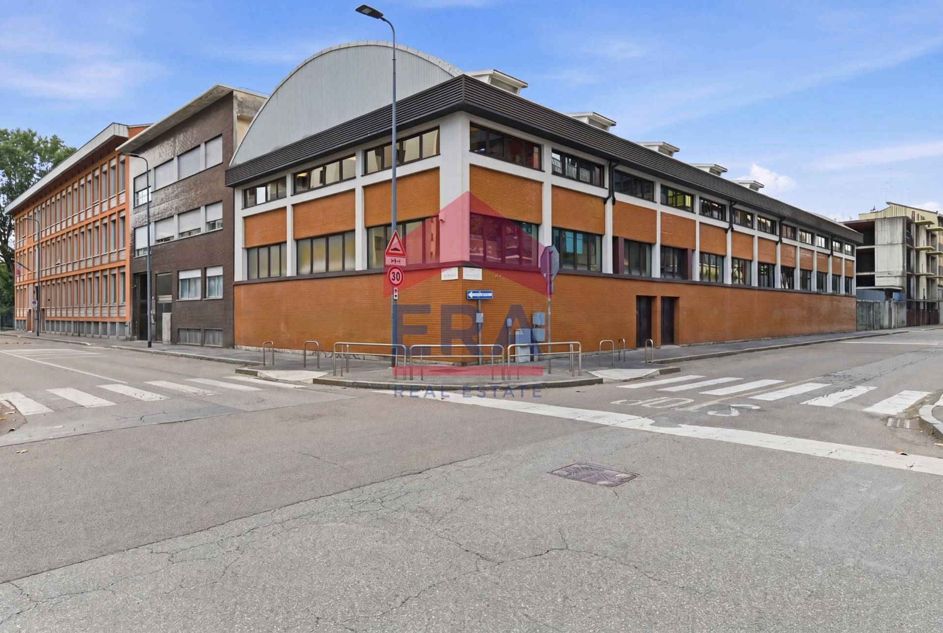 Stabile/Palazzo in vendita a Milano, Monza