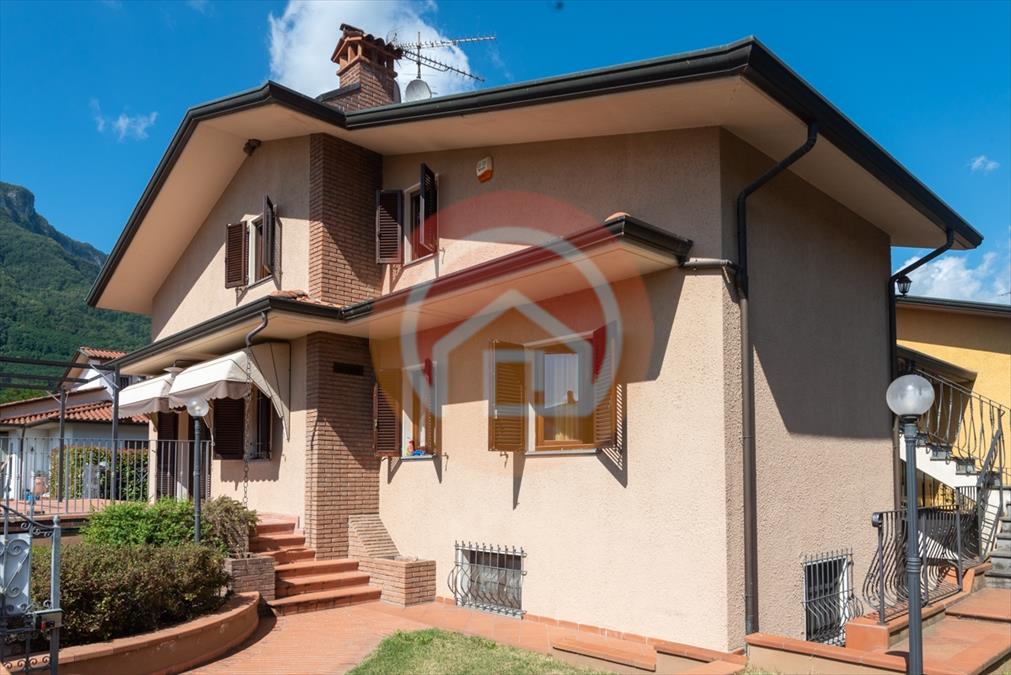 Villa con giardino in via delle file 12, Barga