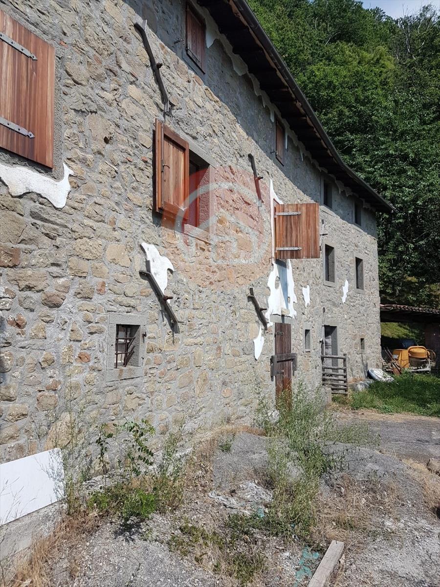 Casa indipendente con giardino, Castiglione di Garfagnana periferia