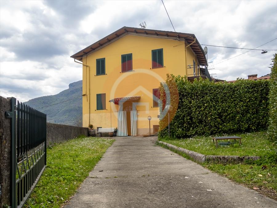 Villa con giardino in via loppia 13, Barga